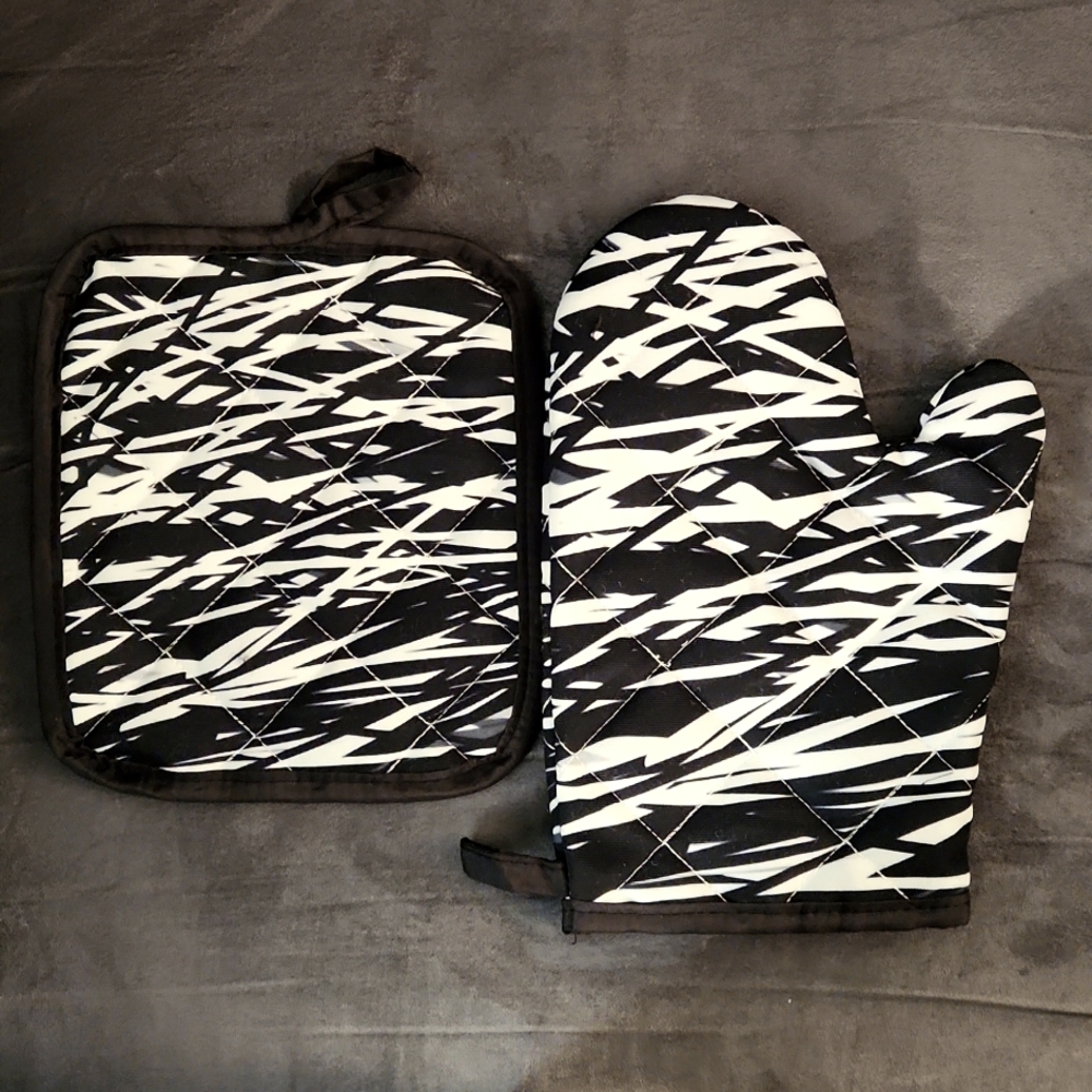 NEW- Oven mitt and potholder set